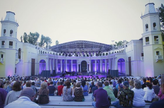 Зелёный театр вечером